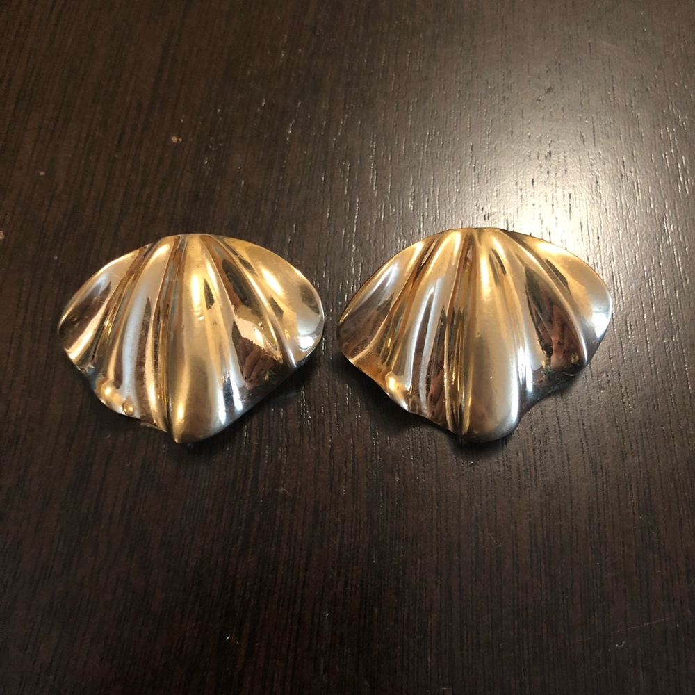 Vintage RICHELIEU Gold-Tone Shell Clip On Earrings